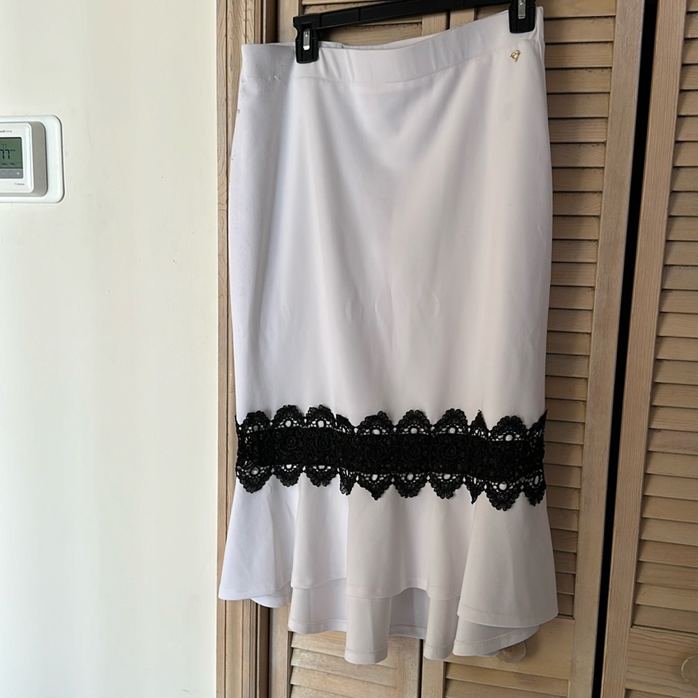 Thalia Sodi- white skirt with black lace detail size M